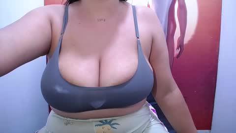 Snapshot of bigg_boobs_xxx chatting on February 28, 9:33 pm  Sunny   online show from February 28, 9:33 pm