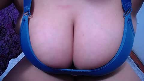 Snapshot of bigg_boobs_xxx chatting on October 12, 9:39 pm  Sunny   online show from October 12, 9:39 pm