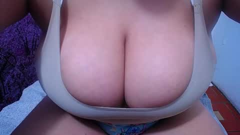Snapshot of bigg_boobs_xxx chatting on September 26, 7:06 am  Sunny   online show from September 26, 7:06 am