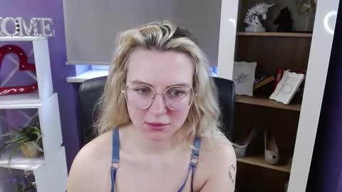 Z O E Y online show from March 4, 7:37 am