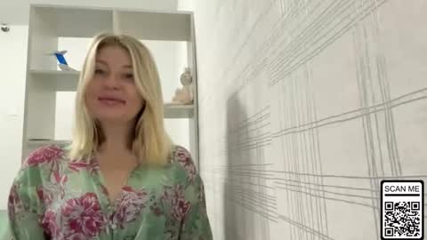 Snapshot of blondie_xoxoxo chatting on October 16, 6:05 am blondie_xoxoxo online show from October 16, 6:05 am
