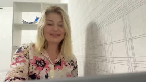 Snapshot of blondie_xoxoxo chatting on September 23, 9:29 am blondie_xoxoxo online show from September 23, 9:29 am