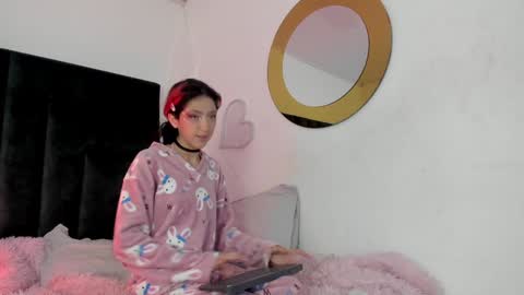 Snapshot of bonniecute_ chatting on December 28, 11:52 am online show from December 28, 11:52 am