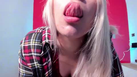 Snapshot of byanca_winklar chatting on December 8, 1:25 pm     online show from December 8, 1:25 pm