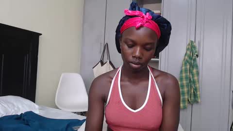 Snapshot of camclit chatting on December 2, 7:10 am Princess online show from December 2, 7:10 am