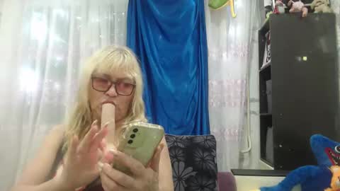 Snapshot of camdiva1 chatting on October 4, 2:43 pm CamDiva1 online show from October 4, 2:43 pm