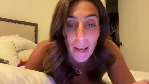 Snapshot of camiliakxoxo chatting on October 9, 3:43 am camiliakxoxo online show from October 9, 3:43 am