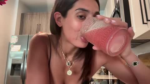 Snapshot of camiliakxoxo chatting on February 4, 1:48 pm camiliakxoxo online show from February 4, 1:48 pm