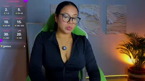 Caroline  online show from May 13, 3:23 am