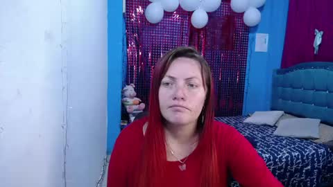 Carolinhe  online show from April 18, 2:30 pm