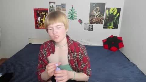 cattie_w_ online show from April 16, 1:17 am