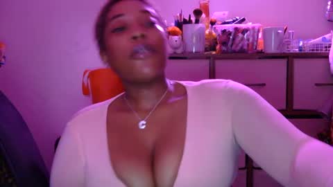 charliecakesssss online show from January 3, 1:58 pm