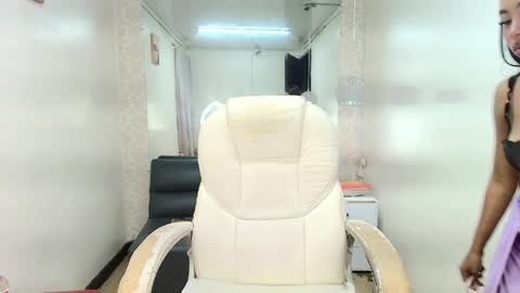 charlotte_walker1 online show from April 18, 3:31 am