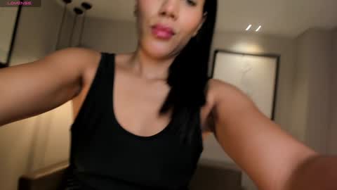 Snapshot of charlottecox_ chatting on December 3, 10:59 am Charlotte online show from December 3, 10:59 am