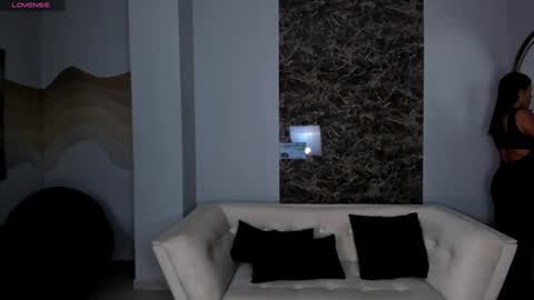 Snapshot of charlottecox_ chatting on January 15, 10:49 am Charlotte online show from January 15, 10:49 am