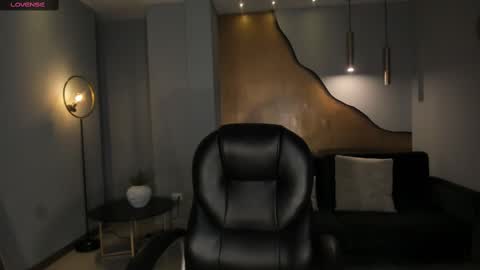 Snapshot of charlottecox_ chatting on February 19, 11:49 am Charlotte online show from February 19, 11:49 am
