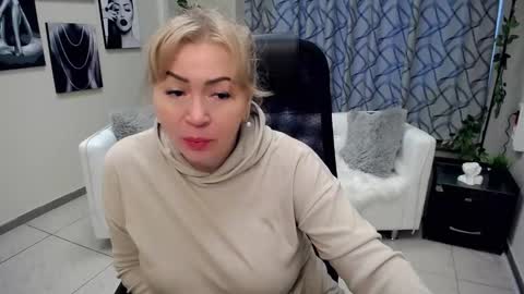 Snapshot of chloe_lo chatting on October 31, 5:42 am Chloe online show from October 31, 5:42 am