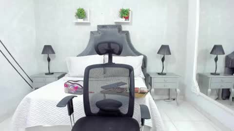 CintiaCollins  online show from February 13, 6:05 pm