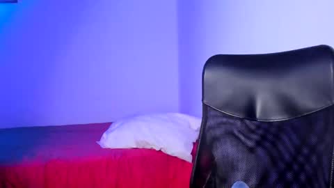 Snapshot of cracker_doll chatting on February 25, 1:20 am cracker online show from February 25, 1:20 am