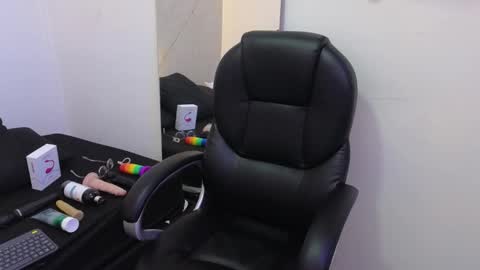 Snapshot of cry_baby800 chatting on October 20, 11:30 pm Cry online show from October 20, 11:30 pm