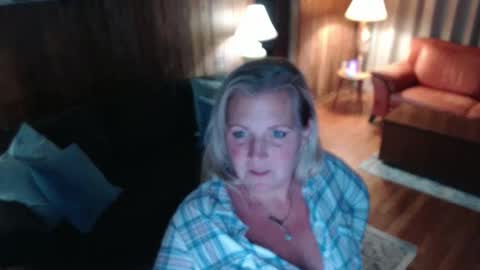 CurvyCanuck online show from November 8, 2:27 am