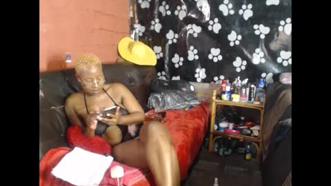 curvypear76x online show from March 4, 12:12 pm