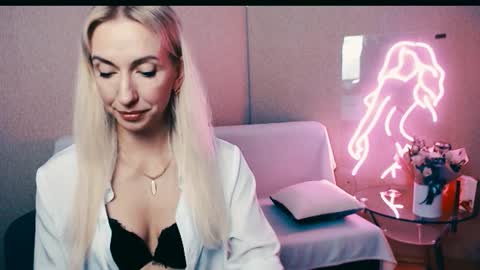 cute_smile_shy online show from October 2, 8:36 pm