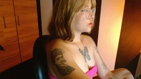 isabella online show from April 15, 8:09 pm