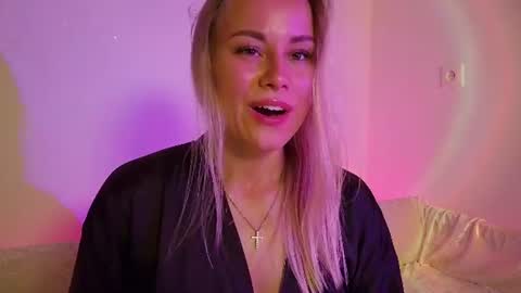 cutie_xoxo_ online show from June 19, 8:23 pm