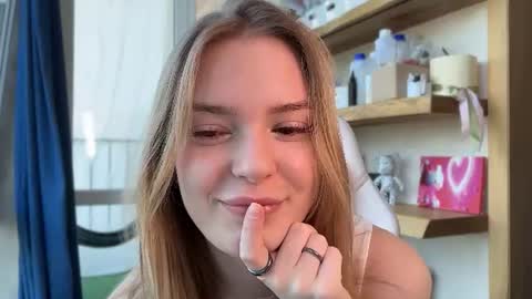 Im Emi streaming with my friend Reyna today online show from June 16, 10:38 am