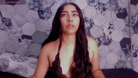 daeneryssnow_ online show from May 13, 12:55 pm
