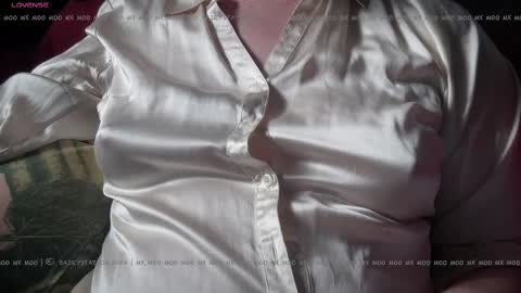 Snapshot of dairystation chatting on September 12, 11:01 pm Mx Mommy Moo online show from September 12, 11:01 pm