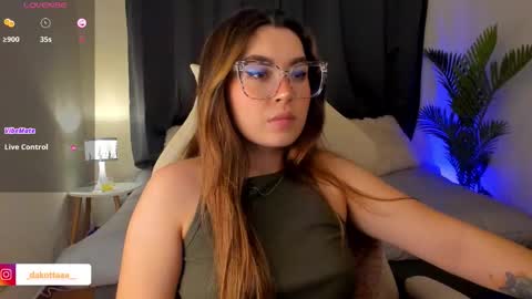 dakottaa__ online show from November 8, 11:54 pm