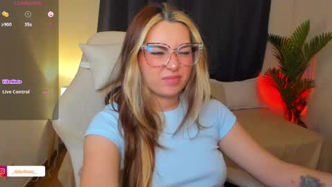 dakottaa__ online show from June 2, 1:17 am