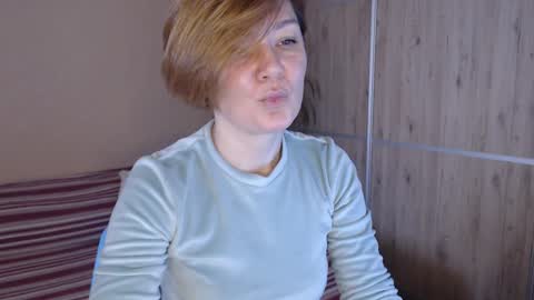 Snapshot of danbie_leen chatting on February 27, 11:10 am danbie_leen online show from February 27, 11:10 am