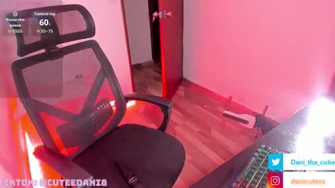 Snapshot of danicutexxx chatting on October 4, 7:03 am Dani online show from October 4, 7:03 am