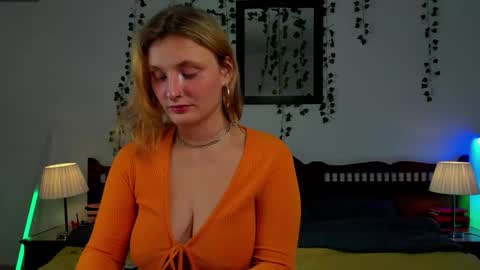 Snapshot of dayna_sunset chatting on September 11, 2:45 am dayna_sunset online show from September 11, 2:45 am