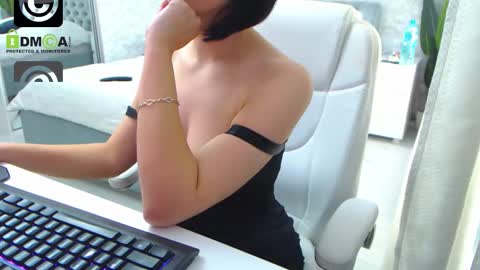 Snapshot of dear_ellisse chatting on October 25, 11:29 am Elly online show from October 25, 11:29 am
