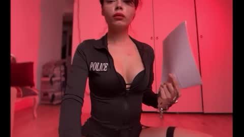 Petitee Desiree online show from April 19, 6:10 pm