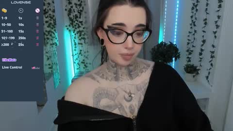 dixipixi_ online show from March 18, 7:24 am