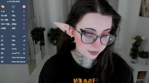 dixipixi_ online show from October 9, 5:44 am