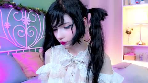 Draculaura online show from December 19, 8:55 pm