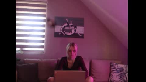 A girl online show from September 15, 7:38 am