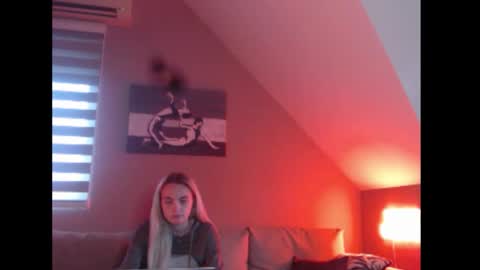 A girl online show from December 2, 8:05 am