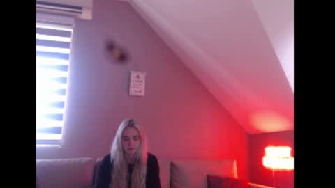 A girl online show from April 27, 7:27 am