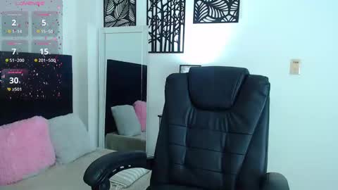 Snapshot of dulce01_0 chatting on December 19, 10:34 am Charlotte online show from December 19, 10:34 am