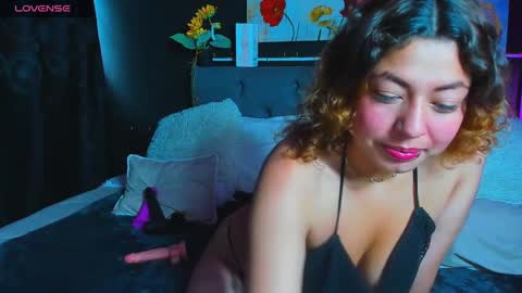 Snapshot of dulce_celeste15 chatting on January 3, 3:22 pm C E L E S T E online show from January 3, 3:22 pm