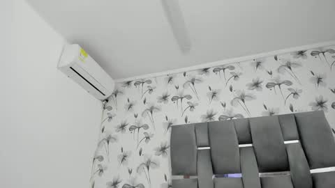 ebanolily online show from February 20, 1:23 pm