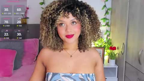 Snapshot of ebony_curly2 chatting on October 21, 2:48 am isa online show from October 21, 2:48 am