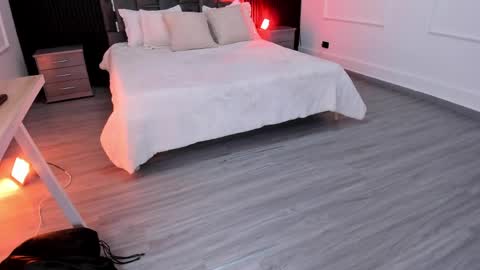 Eiryn Raven online show from April 15, 11:33 am